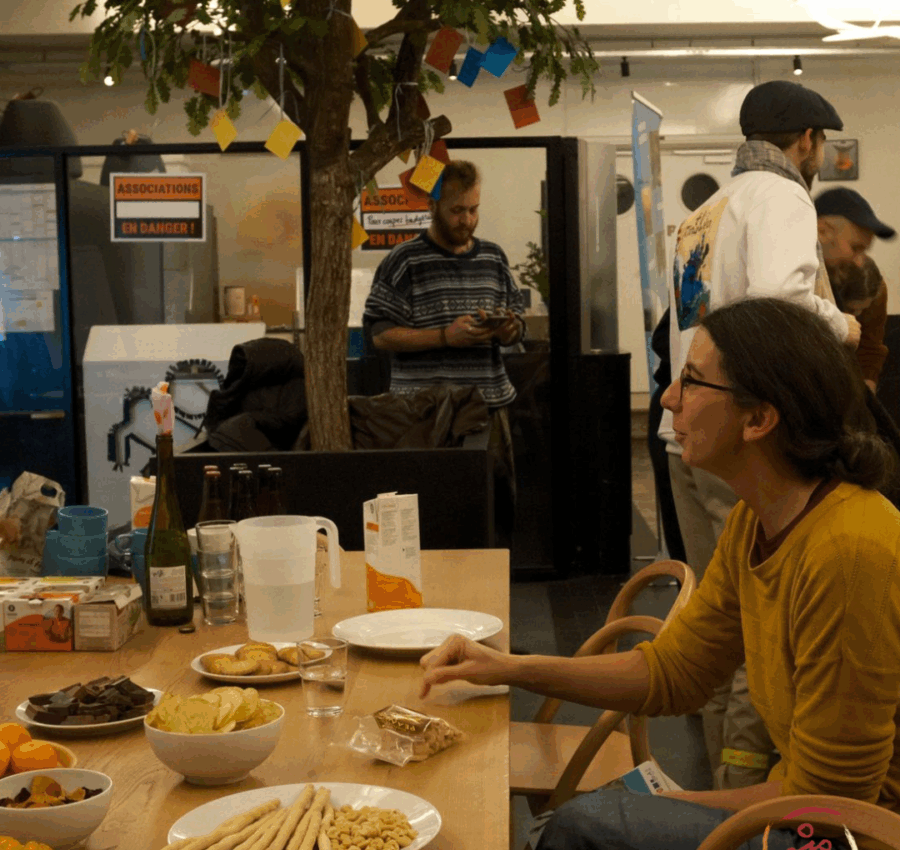 Café Philo : Le volontariat, outil de soft power ou moteur de démocratisation ?